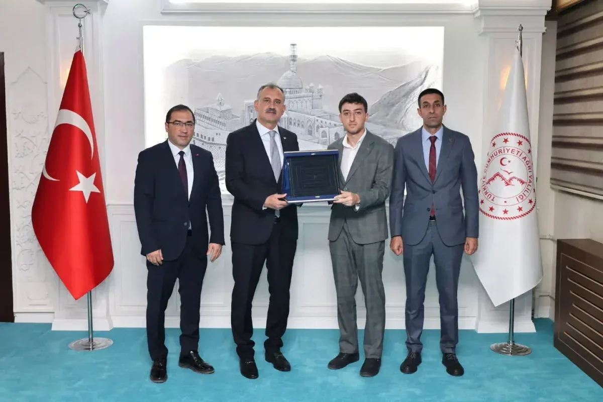 Ağrı Valisi Önder Bozkurt, genç gönüllüyü kabul edip Ahi Sancağı Plaketi'ni aldı