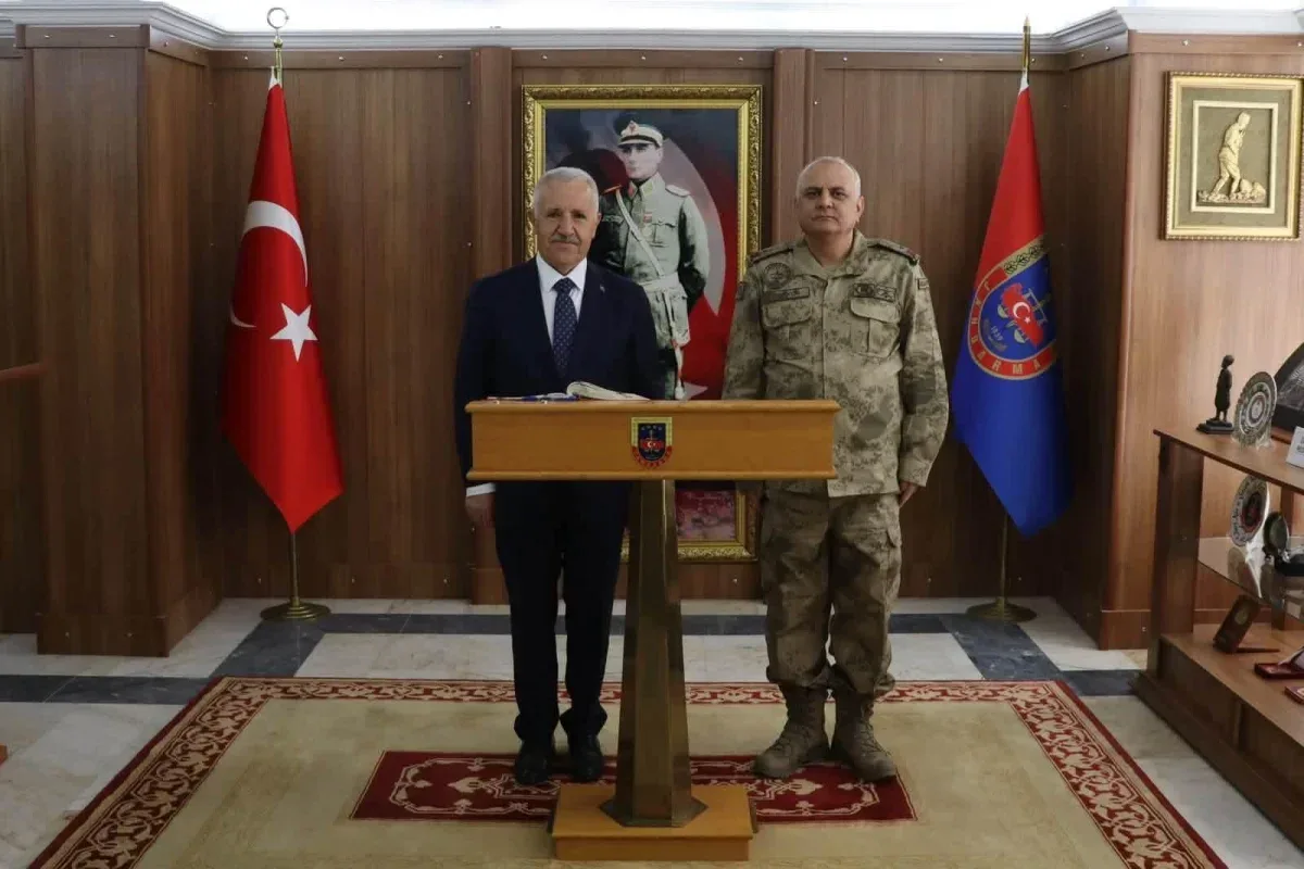 Ahmet Arslan’dan Kars’taki askerî komutanlara ziyaret