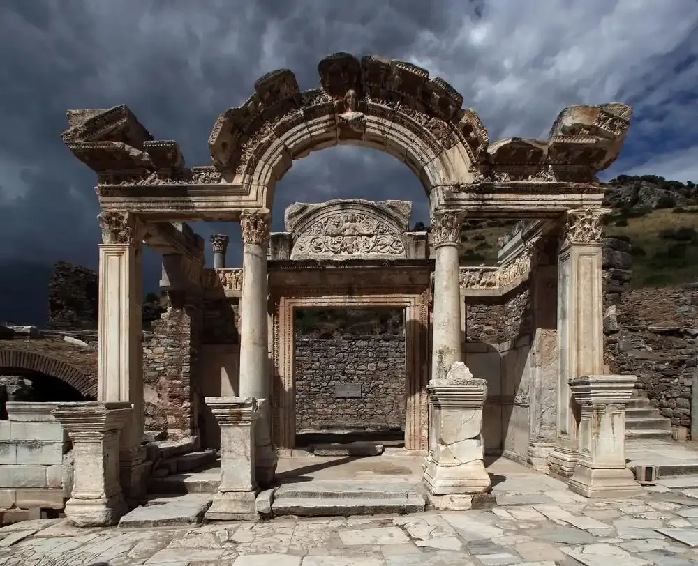 Efes Antik Kenti, binlerce yıllık tarihiyle ziyaretçilerini büyülüyor