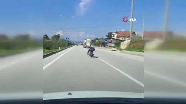 Motosikletin üzerine yatarak seyreden kişinin tehlikeli yolculuğu