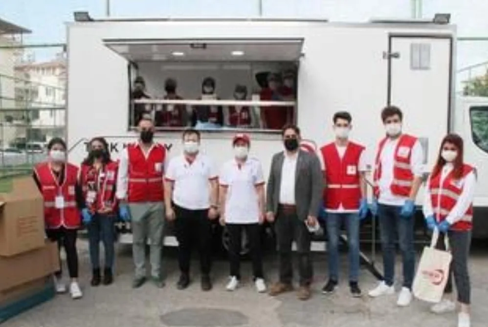 TÜRK Kızılay Manavgat Şubesi, 400 ihtiyaç sahibi aileye yemek dağıttı.